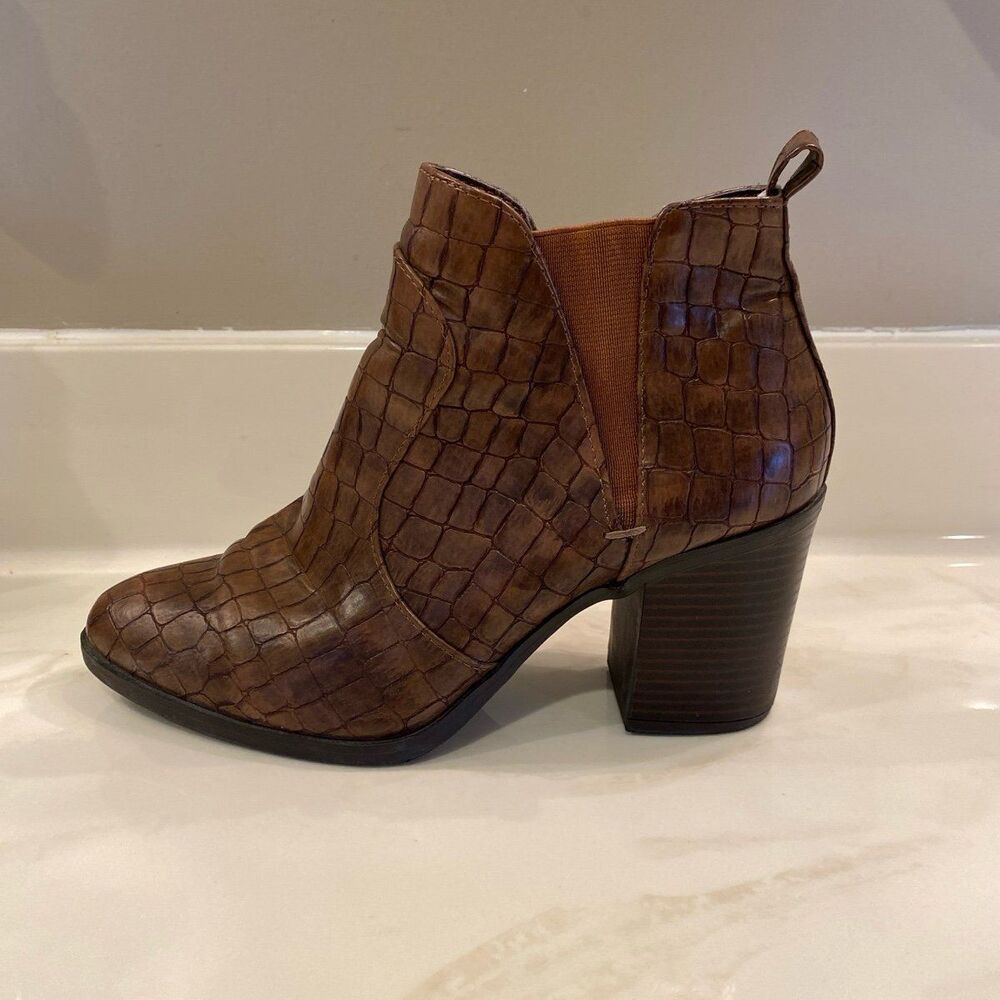 MIA Hart Crocodile Ankle Booties Womens 9M Brown Cuban Chunky Heel Zip‎ EUC